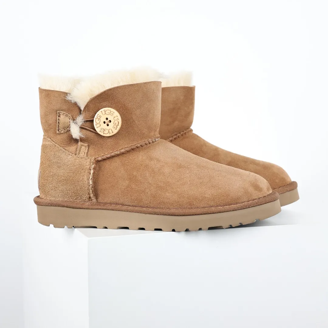 Pick up locally 💰540 The core recommendation is good price UGG basic Bailey twist style Xiaohongshu hot style Henan Longfeng leather production Sheepskin integrated top quality in the market 2-3 cm cashmere insole to keep warm in winter and a very suitable choice for home use UUG has launched a style series in the new year, which is partially geared towards the preferences of young consumers and has also moved to the forefront of fashion trends. Shoe body material Water-repellent coated suede upper 17mm UGGPURE™ implanted wool insole Lightweight non-slip comfortable rubber outsole With brand LOGO Trademark Comes with full packaging Size: 35 36 37 38 39 40